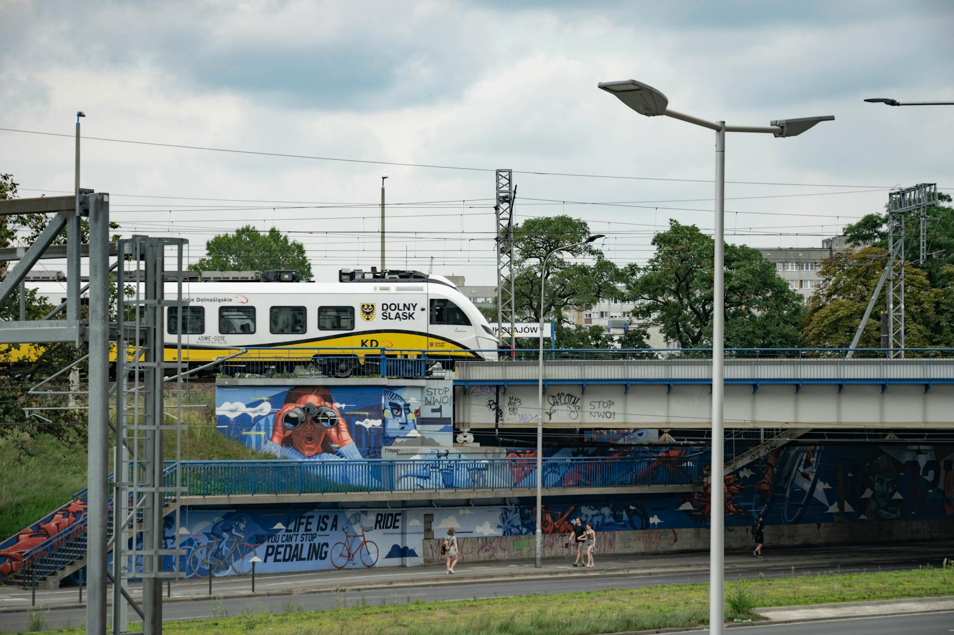 Mural RKS Raków w Częstochowie odmienia przestrzeń miejską, podczas gdy historyczny dworzec PKP jest rozbierany.
