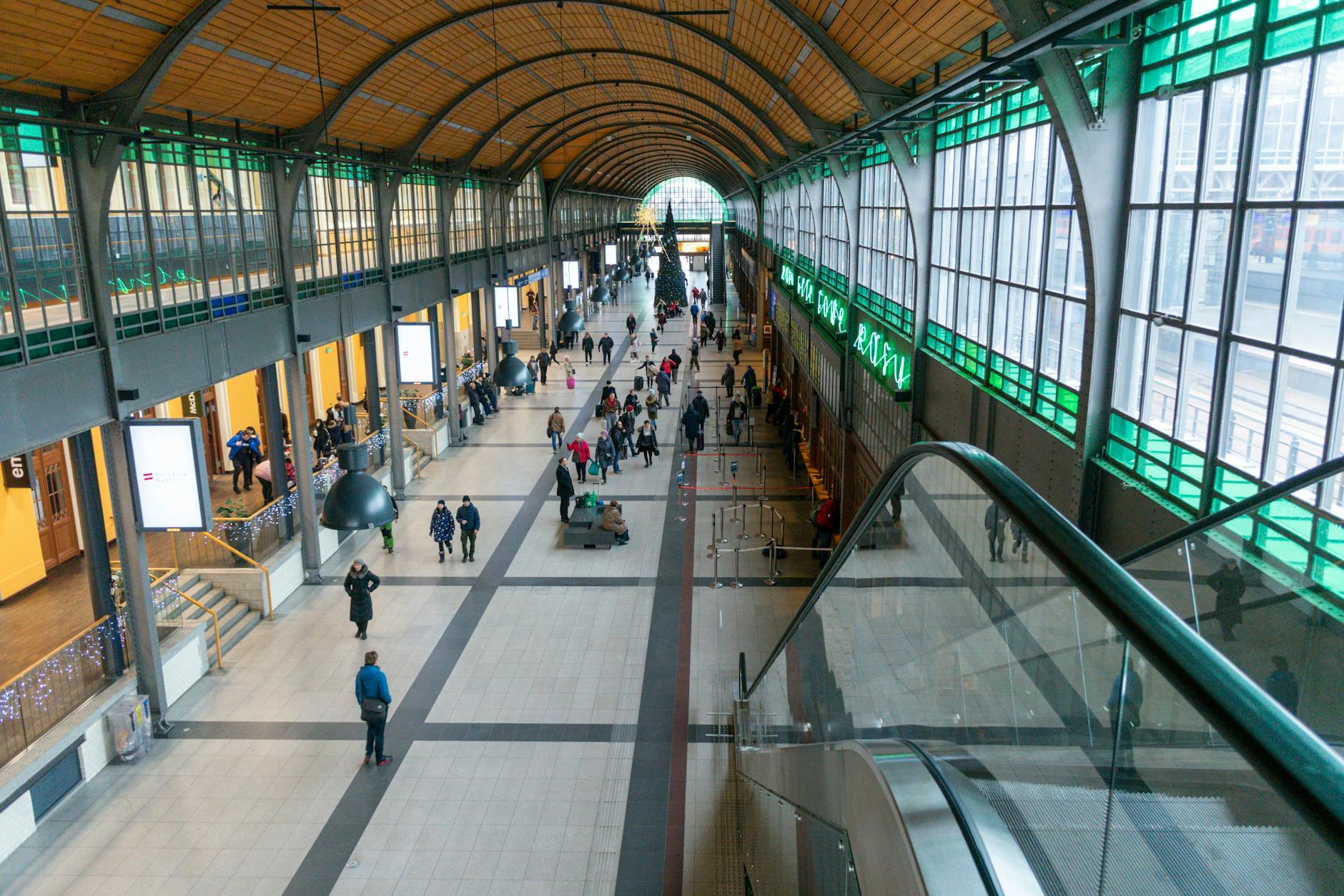 Ilustracja przedstawiająca nowoczesny dworzec kolejowy Częstochowa Główna z informacją o dofinansowaniu unijnym