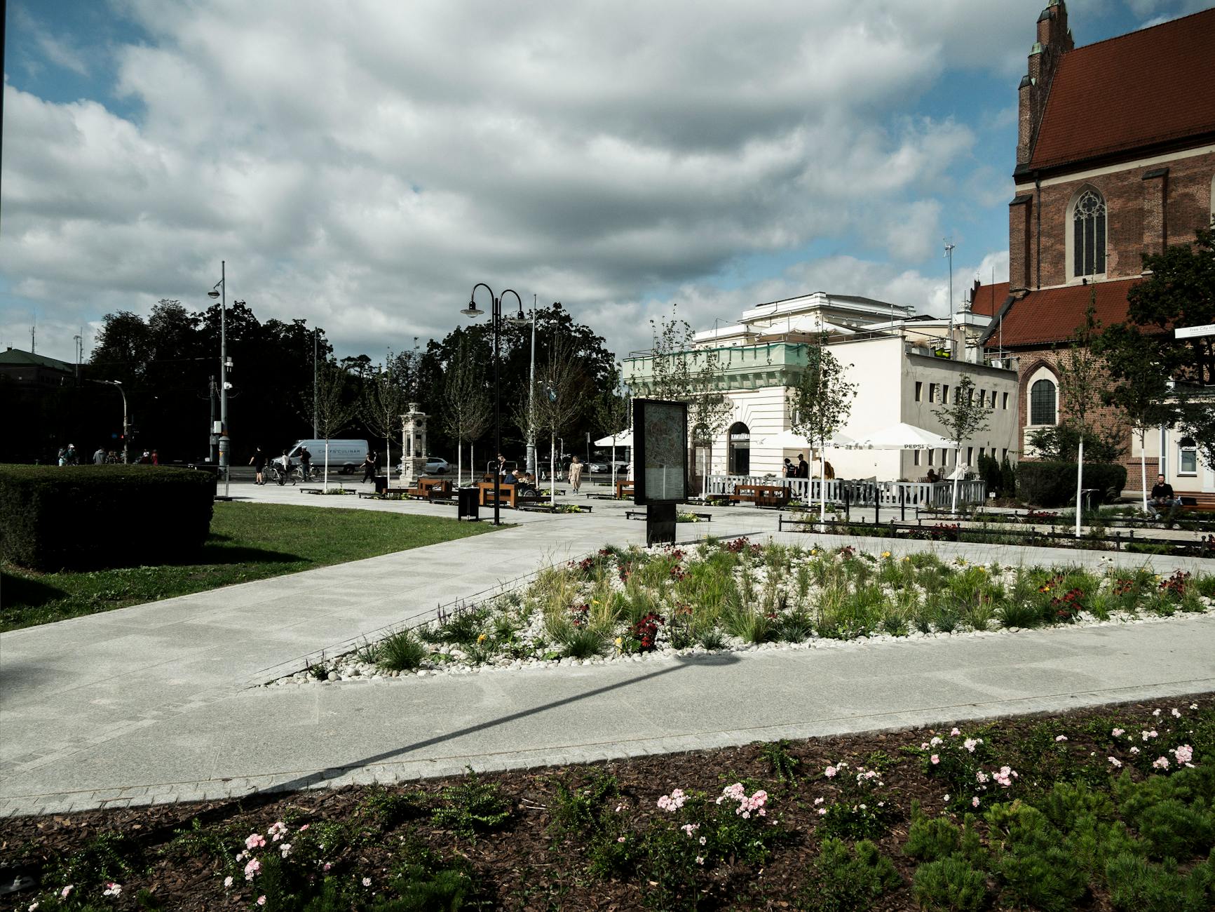 Grafika przedstawiająca wizualizację przebudowanego placu w Częstochowie z zaznaczonym logo Unii Europejskiej
