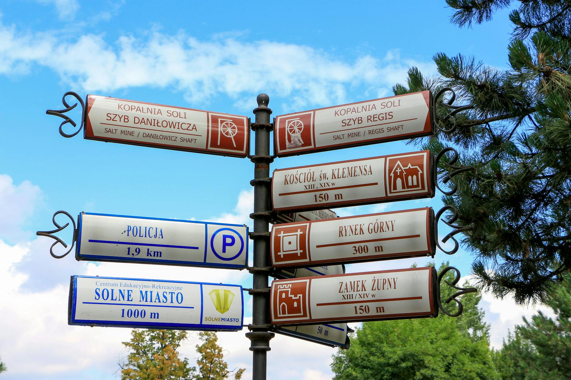 Trybuny stadionu wypełnione kibicami dopingującymi Raków Częstochowa na tle miasta