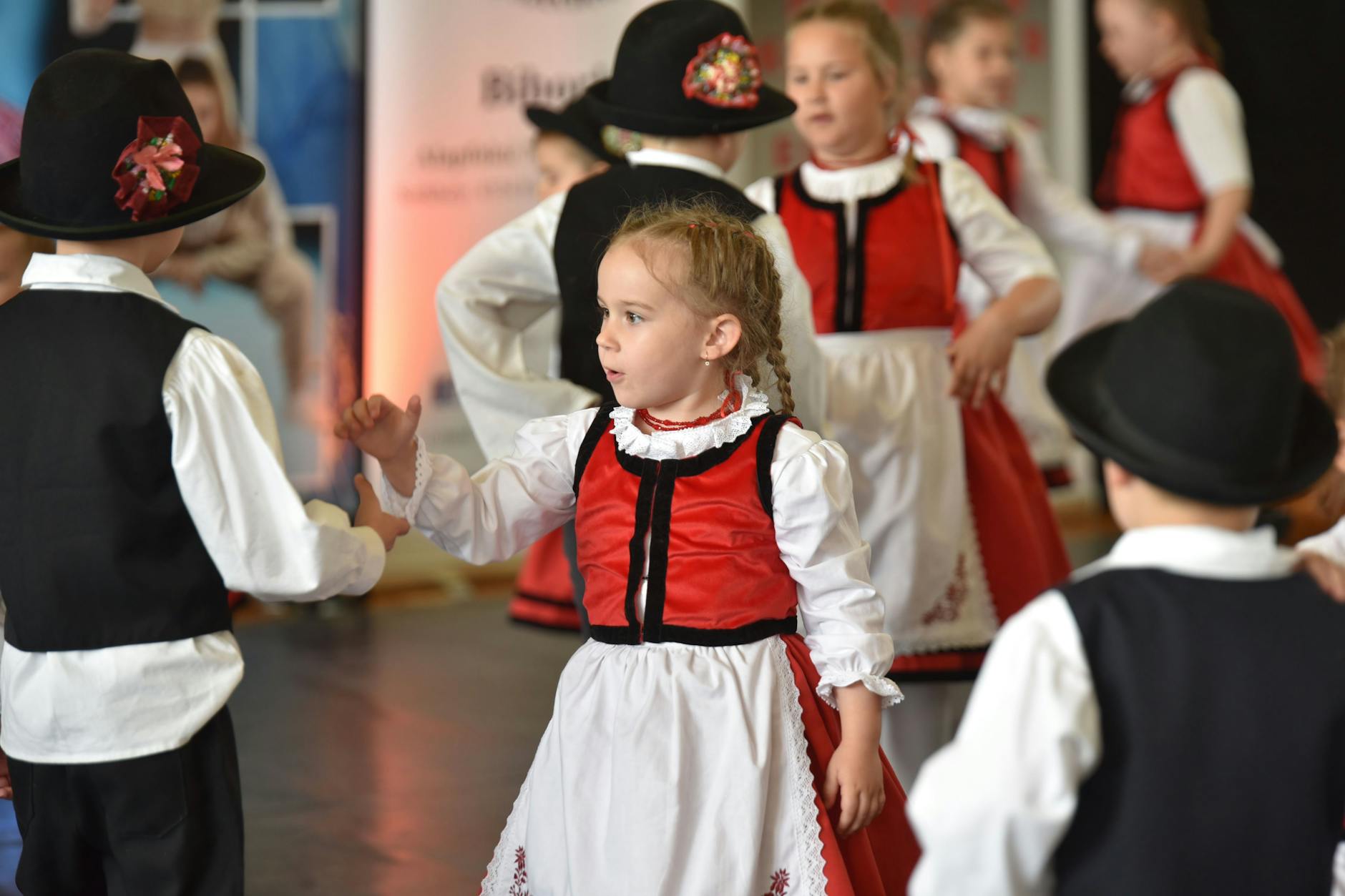 Częstochowa na Drodze Wyobraźni: Kicia Kocia i Skarpetki Podbijają Serce Miasta